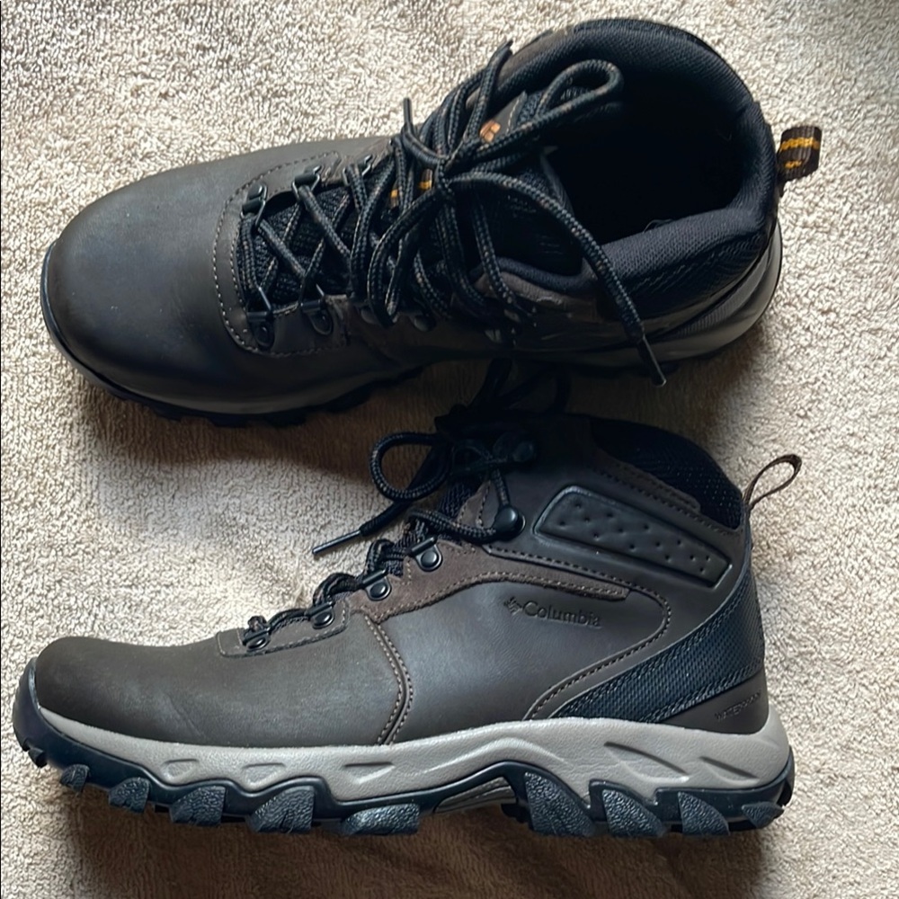 Columbia 8 Brown and Black Outdoor Boots with Ankle Support